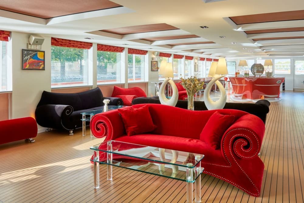 Niezapomniany wieczór firmowy na Sekwanie – luksusowy prywatny rejs