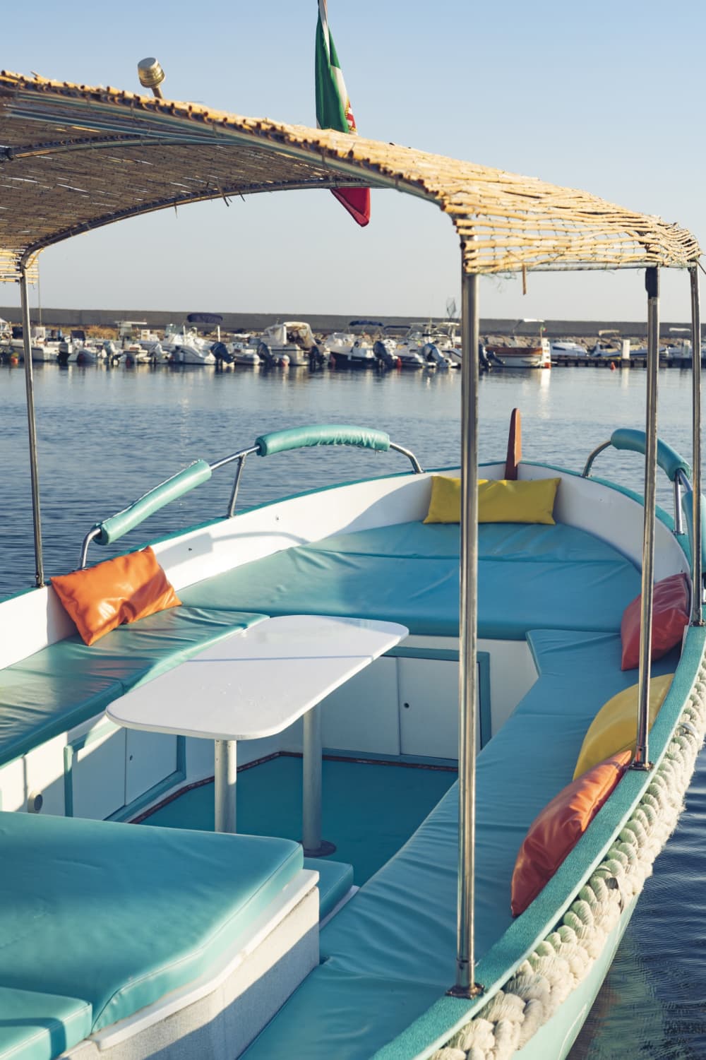 La tua giornata a Fasano: noleggia un motoscafo per una giornata intera alla scoperta dell'isola.