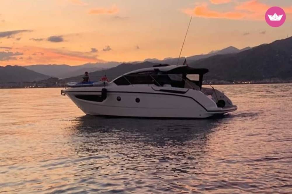 Heldags båttur i Taormina Bay: dolda vikar och kristallklart vatten