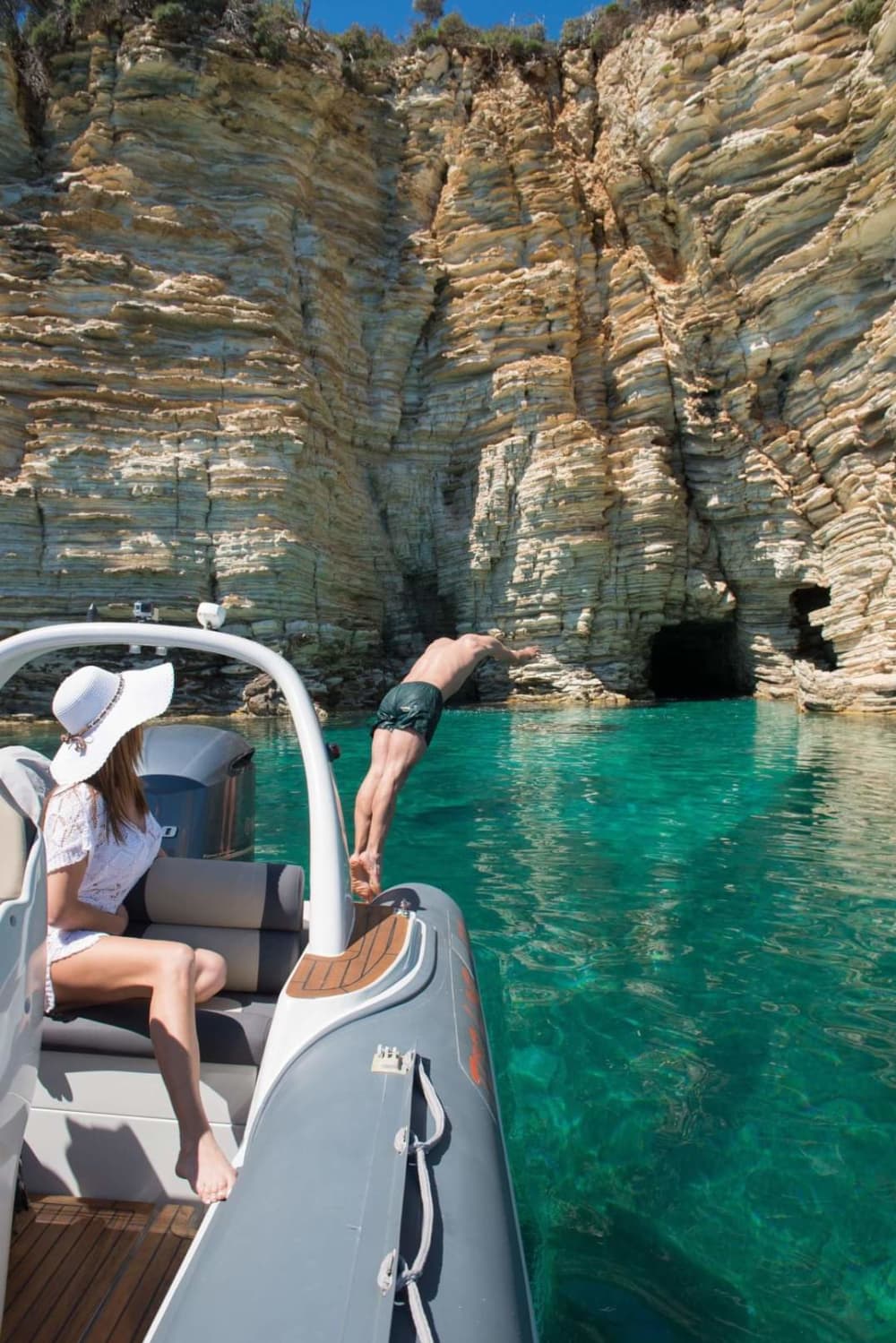 Descubre Lefkada en una excursión de un día completo en lancha motora.