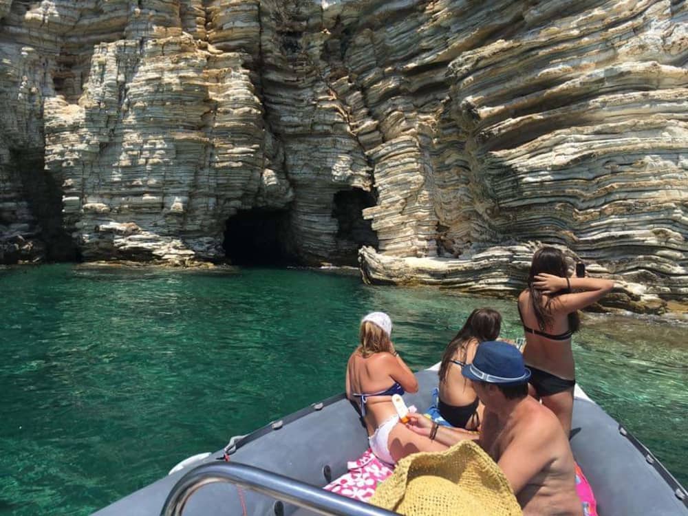 Descubra Lefkada em um passeio de um dia inteiro em uma lancha.