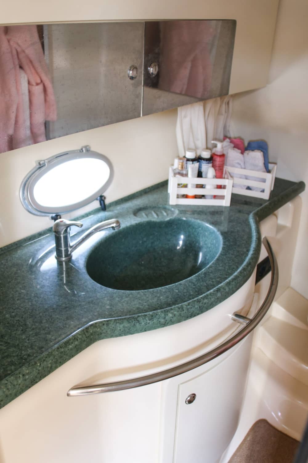 Profitez de 9 heures de navigation à moteur pour explorer Céphalonie.