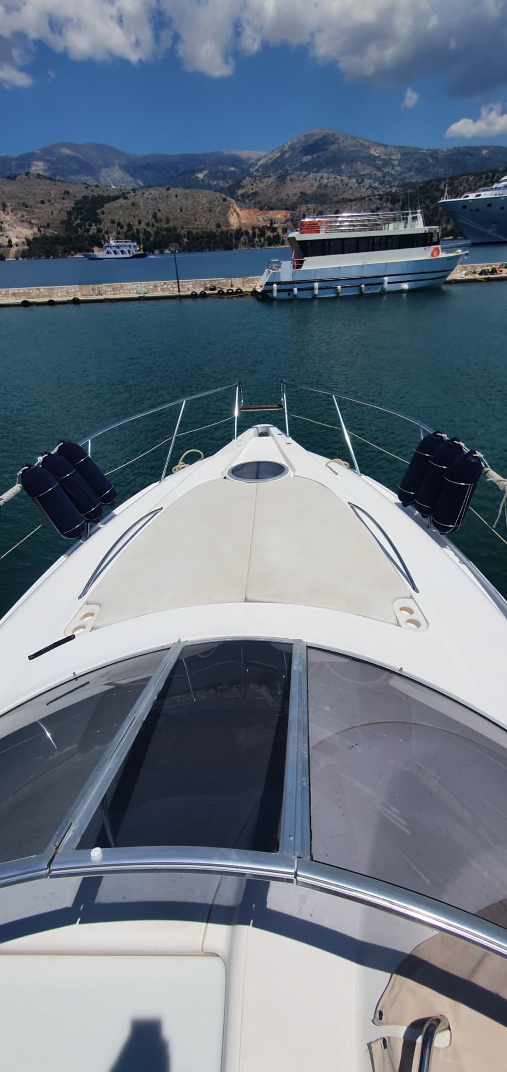 Profitez de 9 heures de navigation à moteur pour explorer Céphalonie.