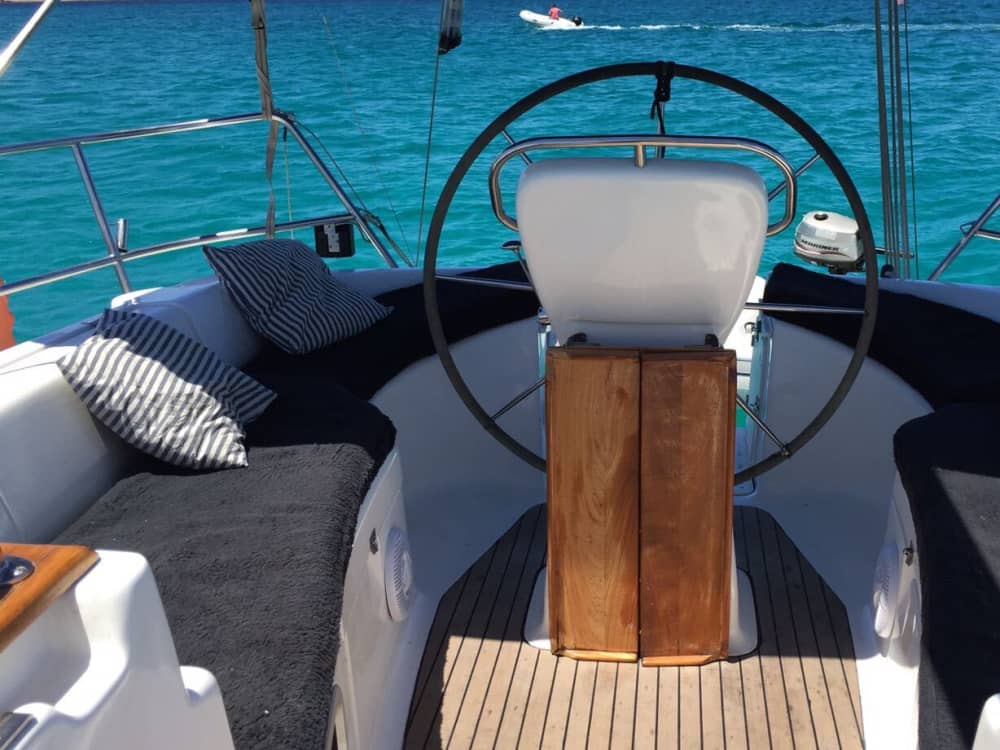 Scopri Santa Pola a bordo di una barca a vela per un'intera giornata.