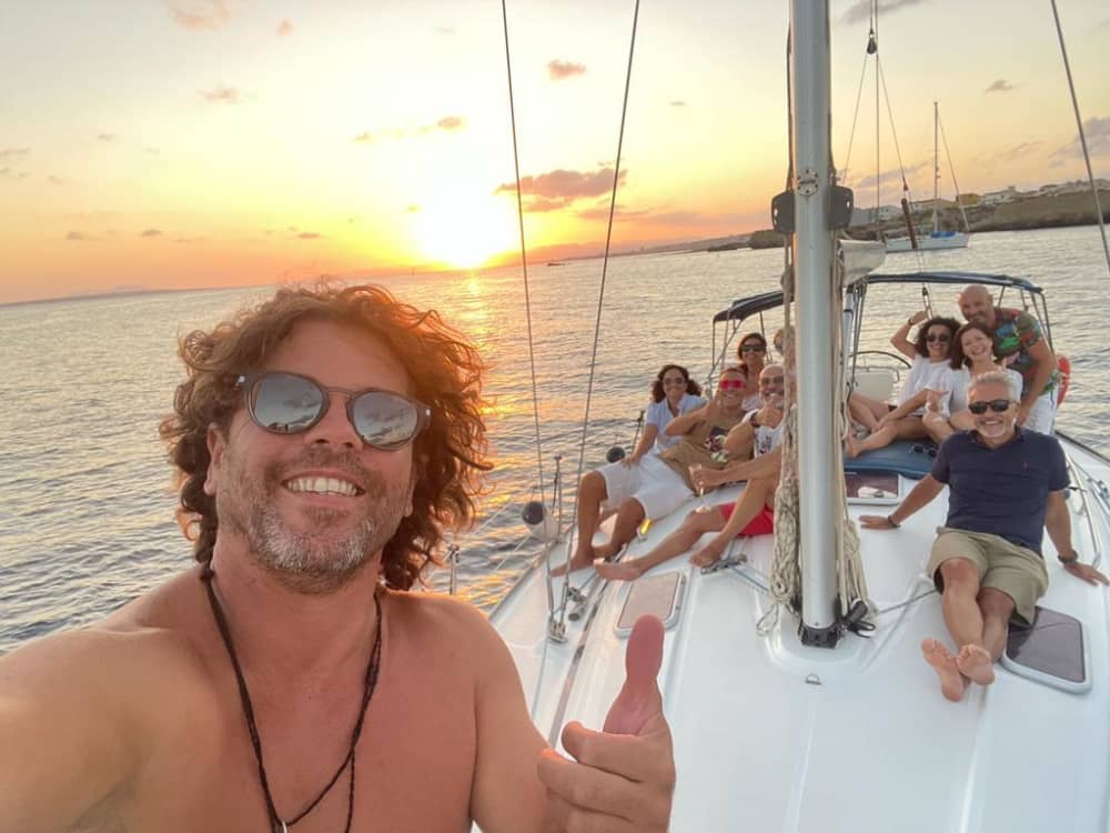 Scopri Santa Pola a bordo di una barca a vela per un'intera giornata.
