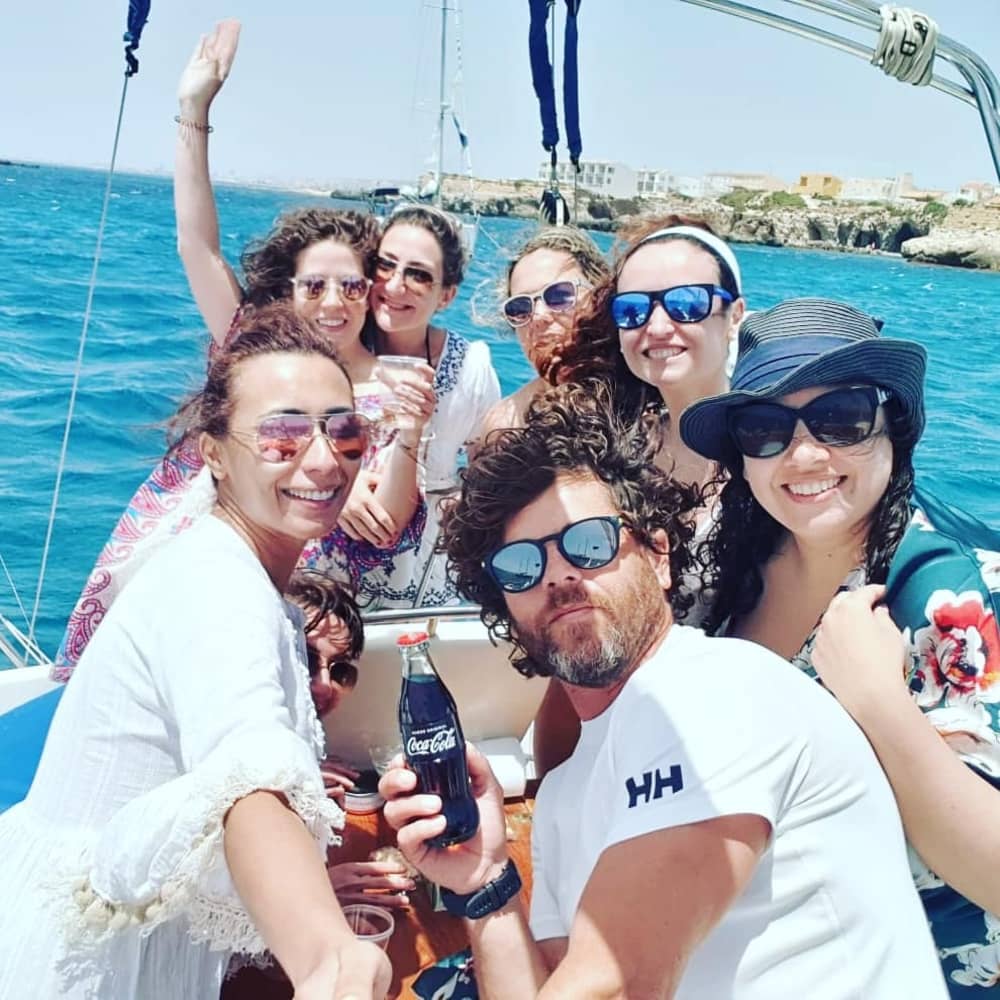 Scopri Santa Pola a bordo di una barca a vela per un'intera giornata.
