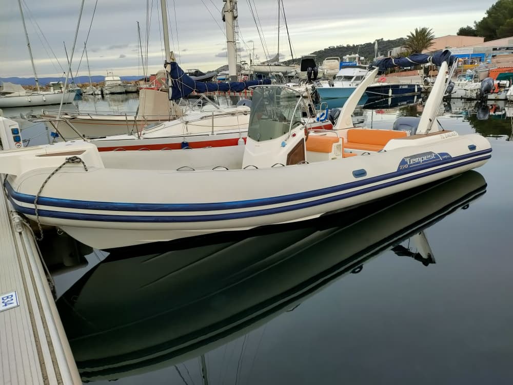 Explora las joyas ocultas de la isla de Porquerolles durante un día. "Se pueden añadir más pasajeros a bordo, previa solicitud."
