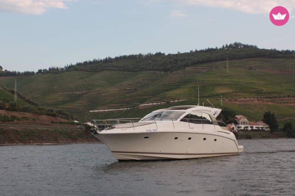 Douro avec style : croisière de 2 heures en yacht de luxe à travers les ponts emblématiques de Porto