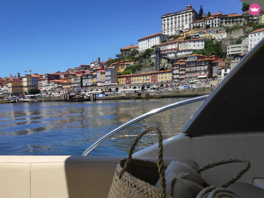 Douro avec style : croisière de 2 heures en yacht de luxe à travers les ponts emblématiques de Porto