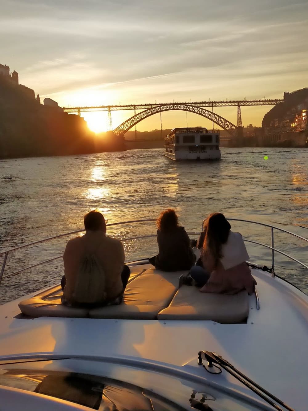 Douro avec style : croisière de 2 heures en yacht de luxe à travers les ponts emblématiques de Porto