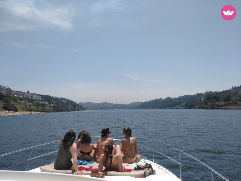 Douro avec style : croisière de 2 heures en yacht de luxe à travers les ponts emblématiques de Porto