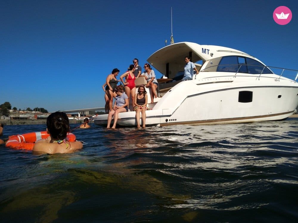 Douro avec style : croisière de 2 heures en yacht de luxe à travers les ponts emblématiques de Porto