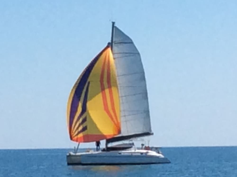 Geniet van een hele dag zeilen in Agde op een catamaran.
