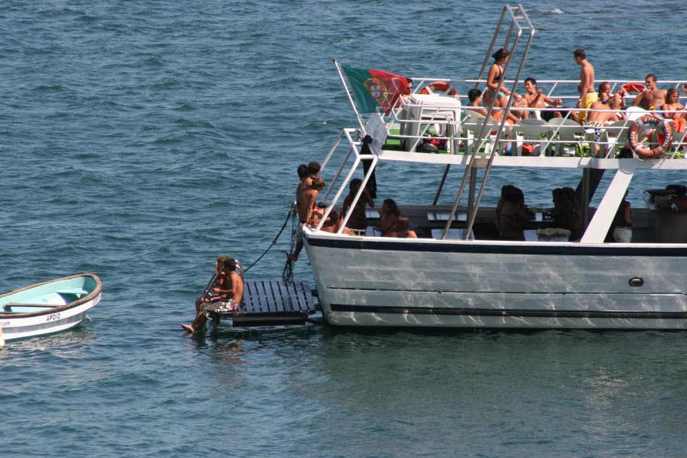 Lo mejor de Lisboa está en el agua: Disfrute de un día completo a bordo de una lancha motora privada.