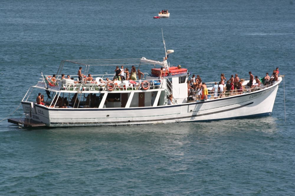 Lo mejor de Lisboa está en el agua: Disfrute de un día completo a bordo de una lancha motora privada.