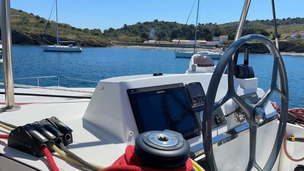 Profitez d'une journée en mer à Port-Vendres à bord d'un catamaran.