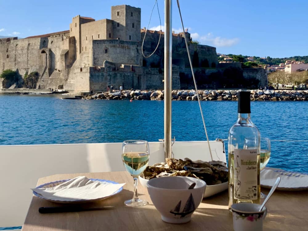 Profitez d'une journée en mer à Port-Vendres à bord d'un catamaran.