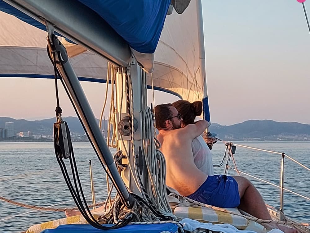 Costa di Barcellona, gita in barca a vela di 4 ore: naviga, brinda e divertiti