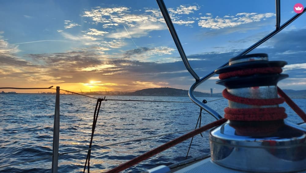 Costa di Barcellona, gita in barca a vela di 4 ore: naviga, brinda e divertiti