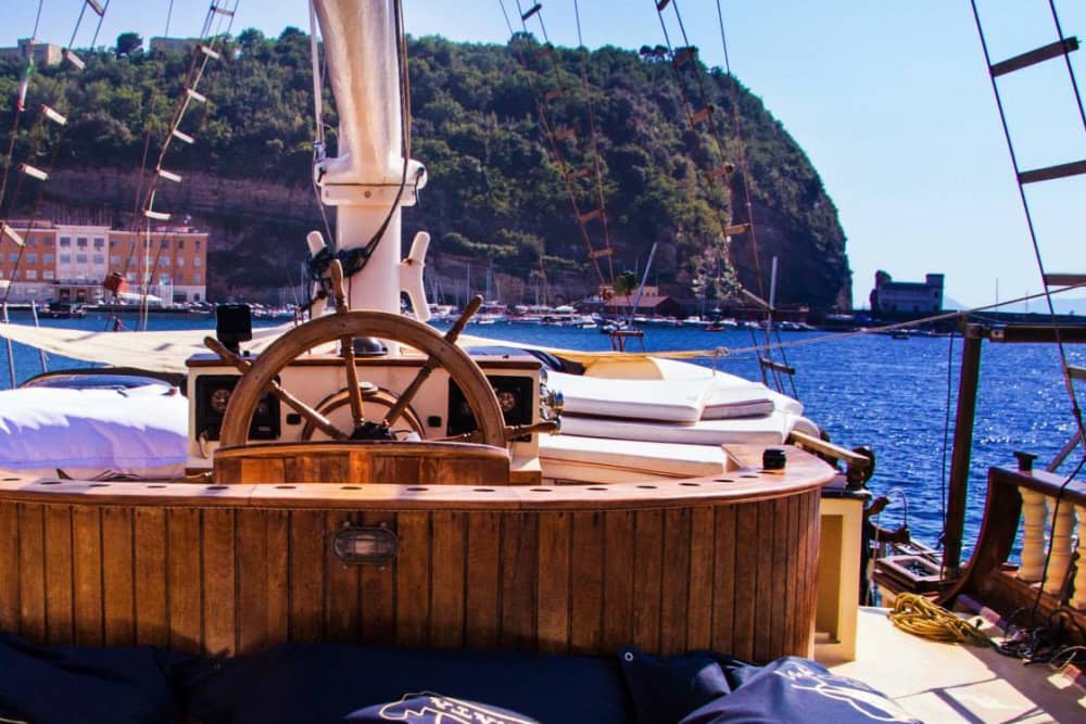 Ein Tag, um Neapel zu entdecken: Pure Entspannung am italienischen Blau