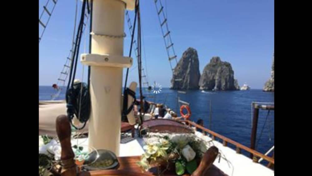 Ein Tag, um Neapel zu entdecken: Pure Entspannung am italienischen Blau