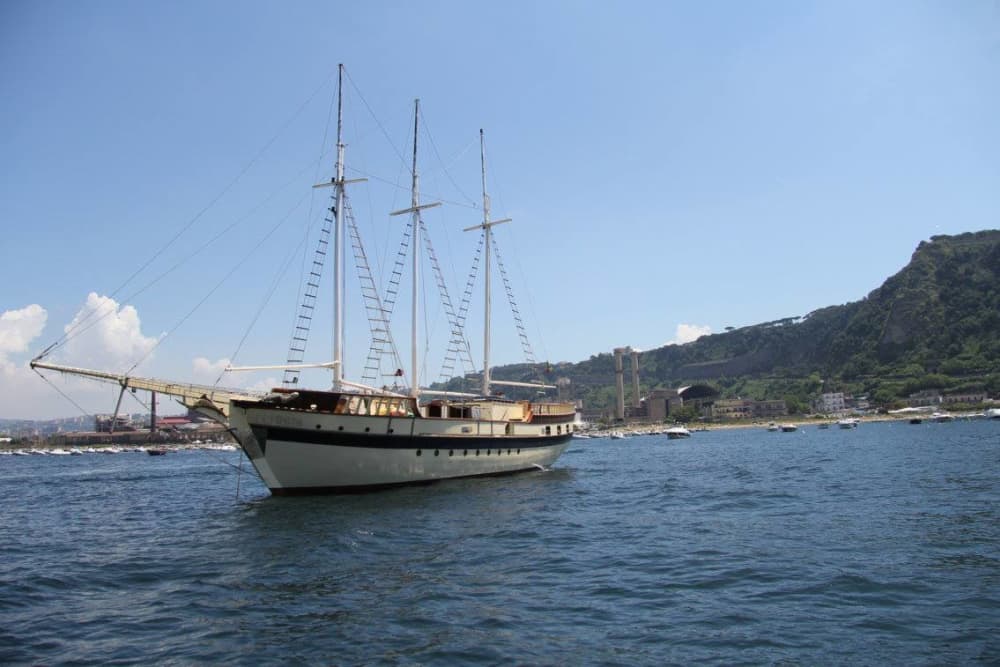 Ein Tag, um Neapel zu entdecken: Pure Entspannung am italienischen Blau