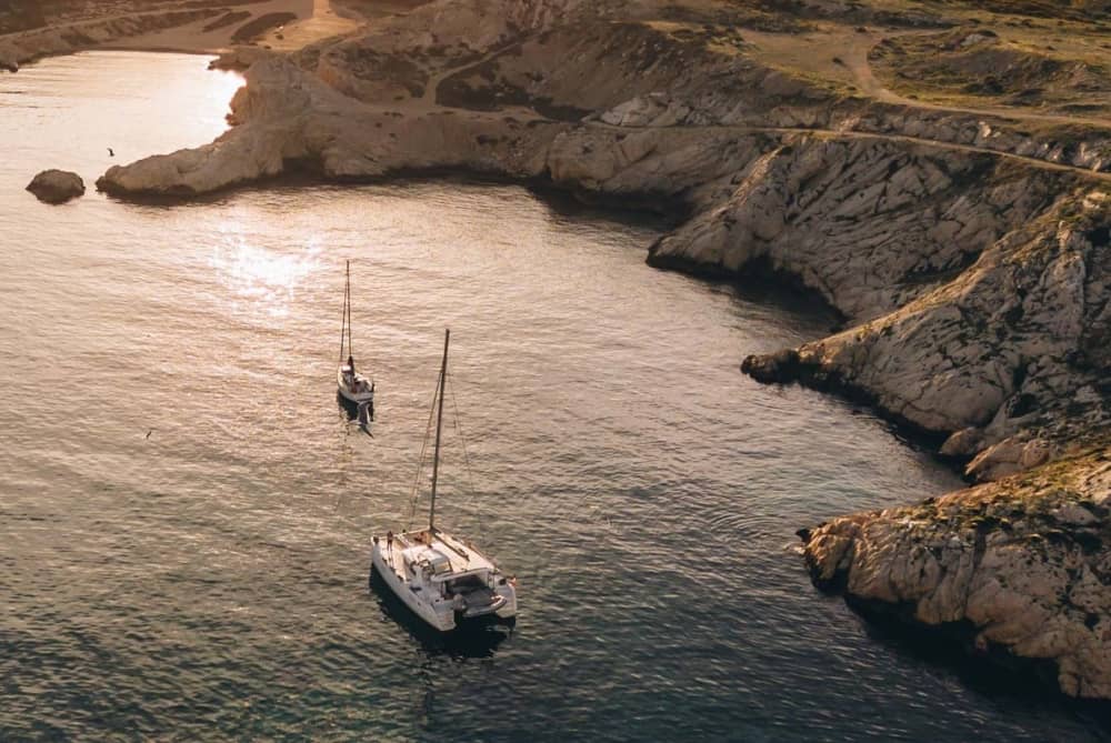 Louer un catamaran entre amis, famille ou séminaire. Vivez une expérience découverte ou initiation voile.