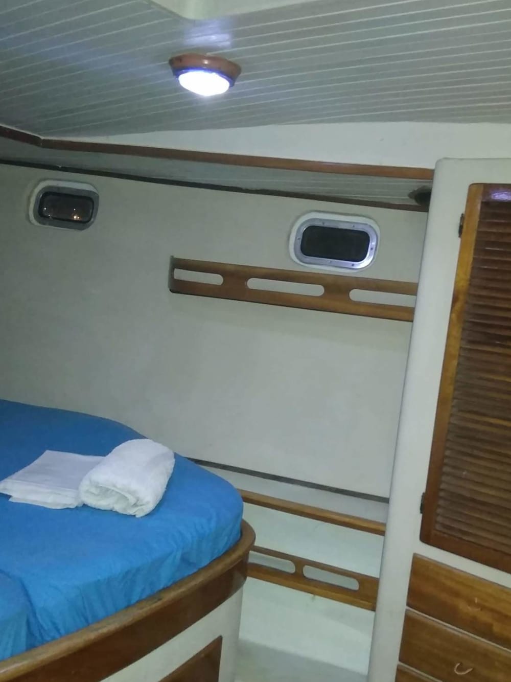 Discover Palaio Faliro on a sailboat for a full day