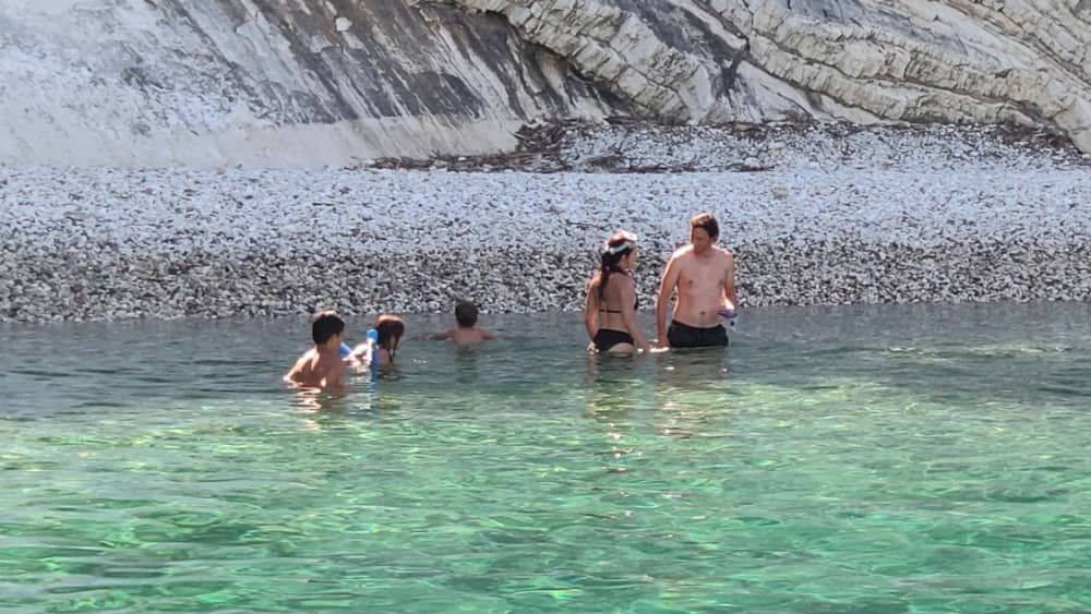 Une journée autour de Céphalonie : Profitez de 8 heures de découverte en bateau à moteur