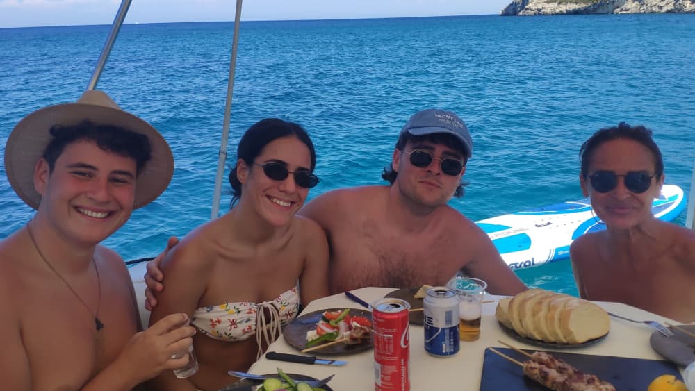 Une journée autour de Céphalonie : Profitez de 8 heures de découverte en bateau à moteur