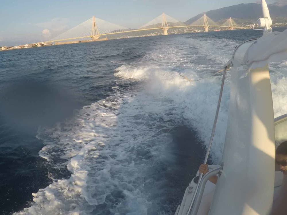 Une journée autour de Céphalonie : Profitez de 8 heures de découverte en bateau à moteur