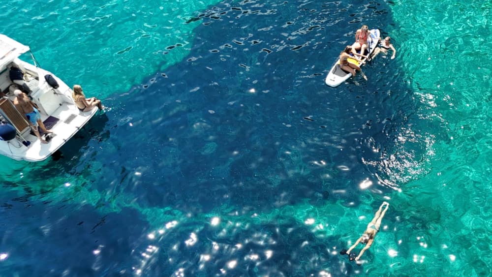 Une journée autour de Céphalonie : Profitez de 8 heures de découverte en bateau à moteur