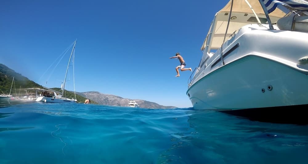 Une journée autour de Céphalonie : Profitez de 8 heures de découverte en bateau à moteur