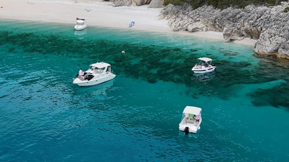 Une journée autour de Céphalonie : Profitez de 8 heures de découverte en bateau à moteur