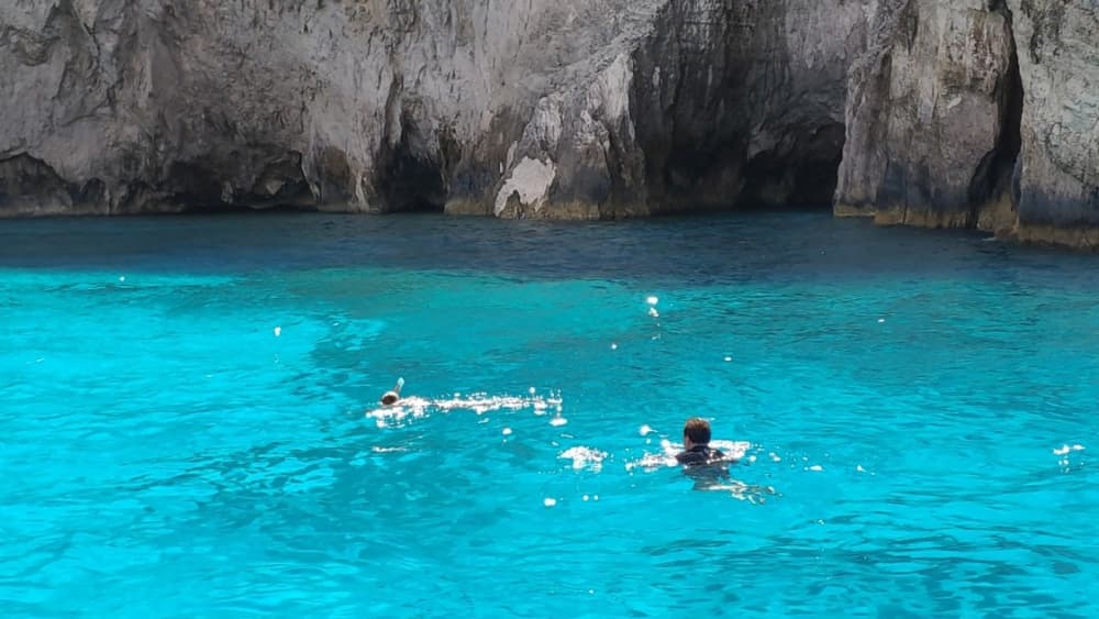 Une journée autour de Céphalonie : Profitez de 8 heures de découverte en bateau à moteur