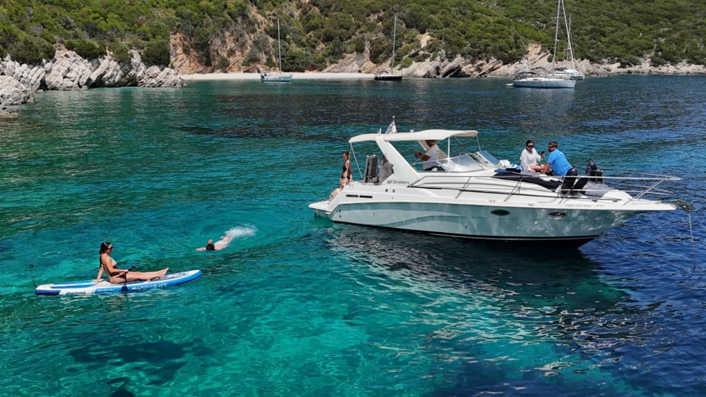 Une journée autour de Céphalonie : Profitez de 8 heures de découverte en bateau à moteur