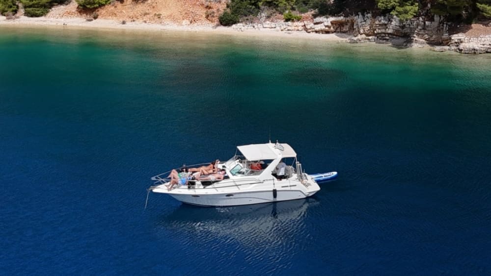 Une journée autour de Céphalonie : Profitez de 8 heures de découverte en bateau à moteur