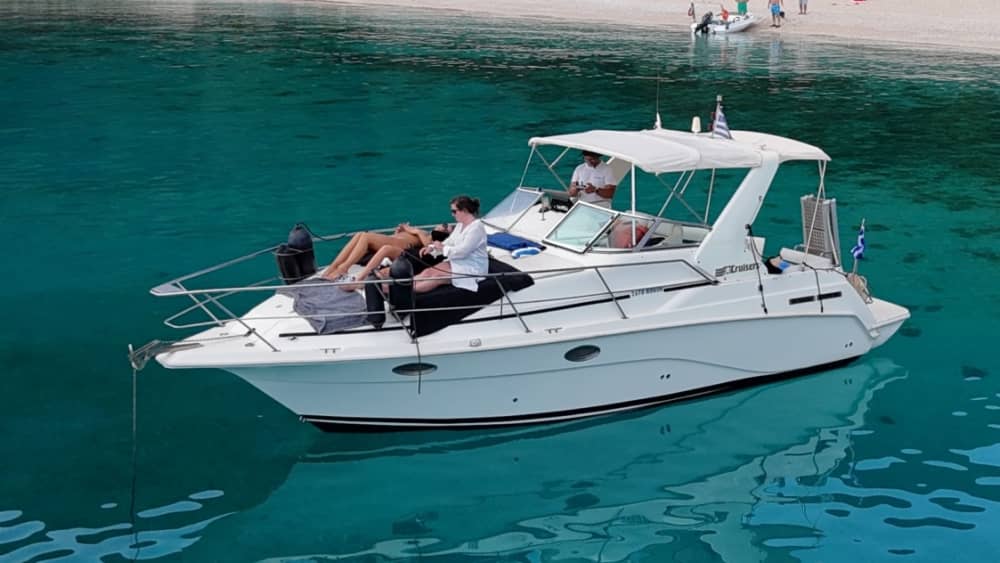 Une journée autour de Céphalonie : Profitez de 8 heures de découverte en bateau à moteur