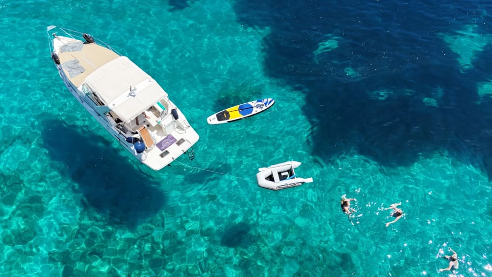 Une journée autour de Céphalonie : Profitez de 8 heures de découverte en bateau à moteur