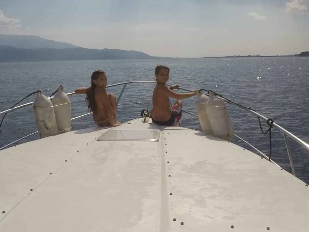 Une journée autour de Céphalonie : Profitez de 8 heures de découverte en bateau à moteur