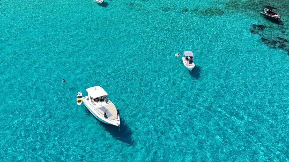 Une journée autour de Céphalonie : Profitez de 8 heures de découverte en bateau à moteur