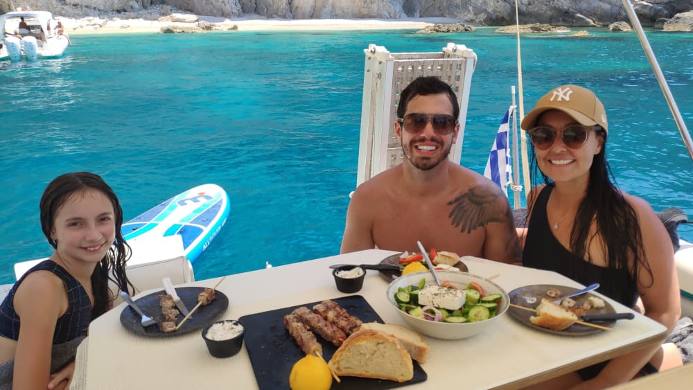 Une journée autour de Céphalonie : Profitez de 8 heures de découverte en bateau à moteur