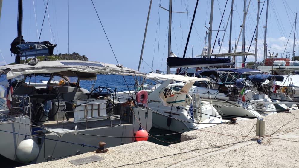 Une journée autour de Céphalonie : Profitez de 8 heures de découverte en bateau à moteur