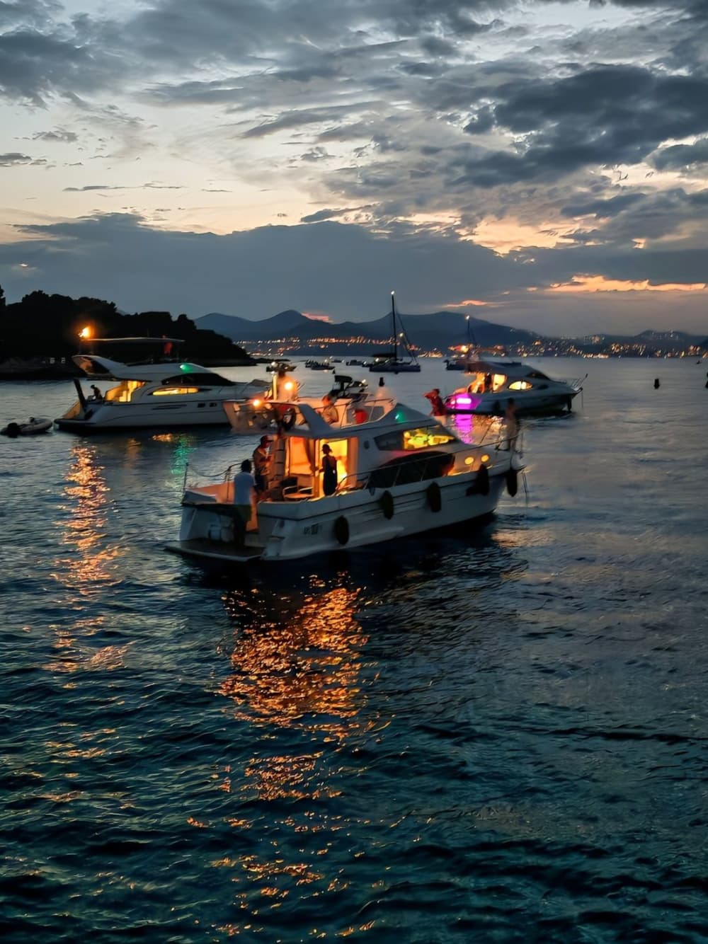 Crucero Mágico al Atardecer + Fuegos Artificiales