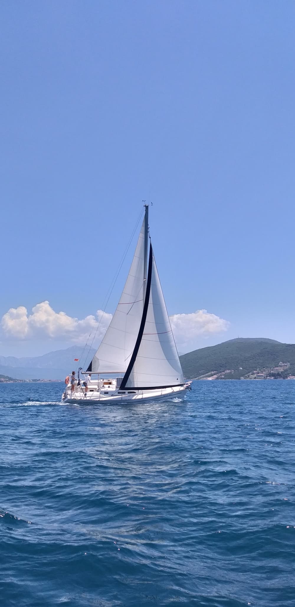 Herceg Novi'de yelkenliyle geçirilen büyülü bir gün.