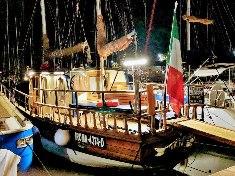 4 Stunden, um Anzio mit dem Segelboot zu entdecken