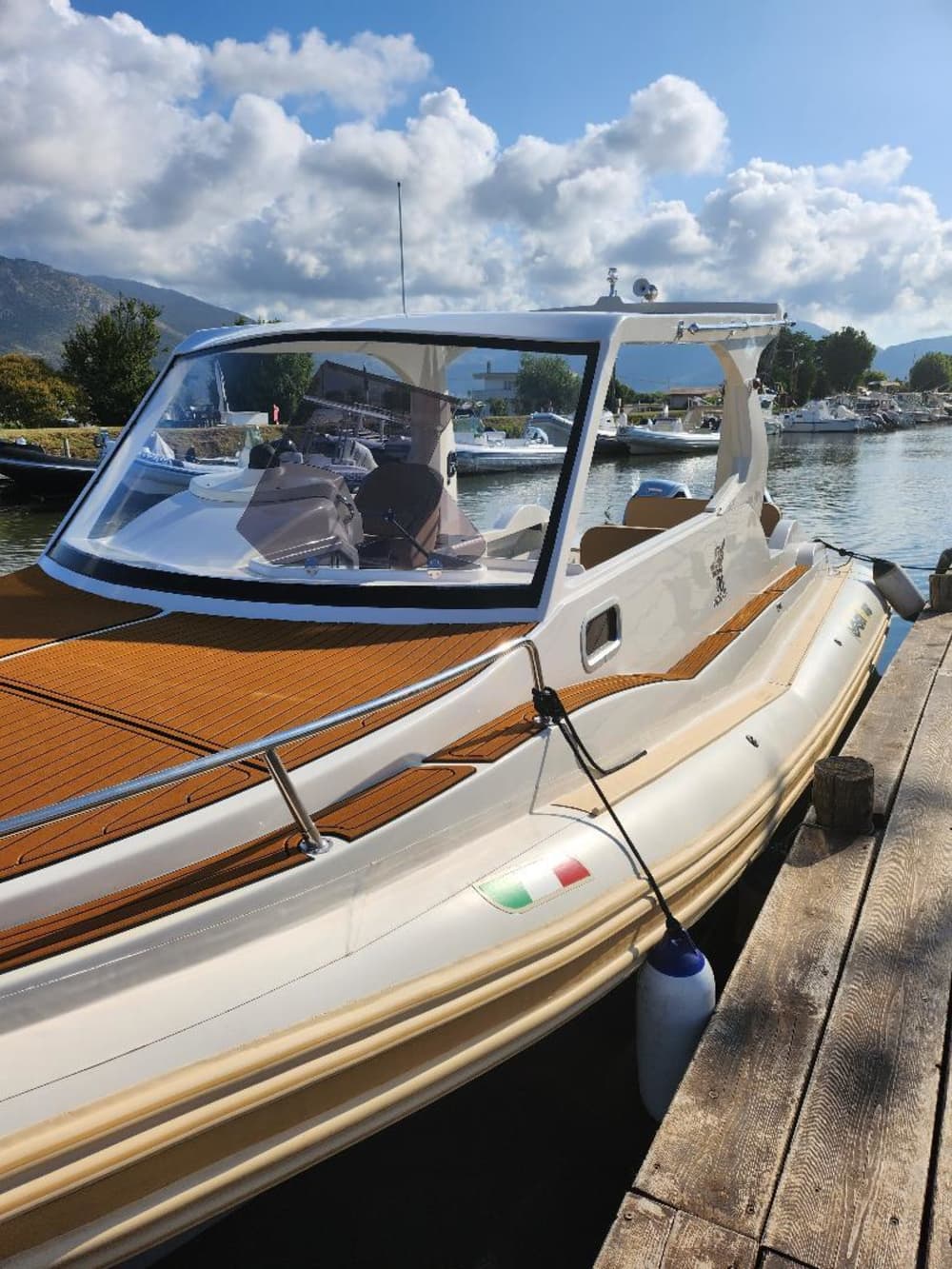 Descubra Terracina em um passeio de lancha de 9 horas.