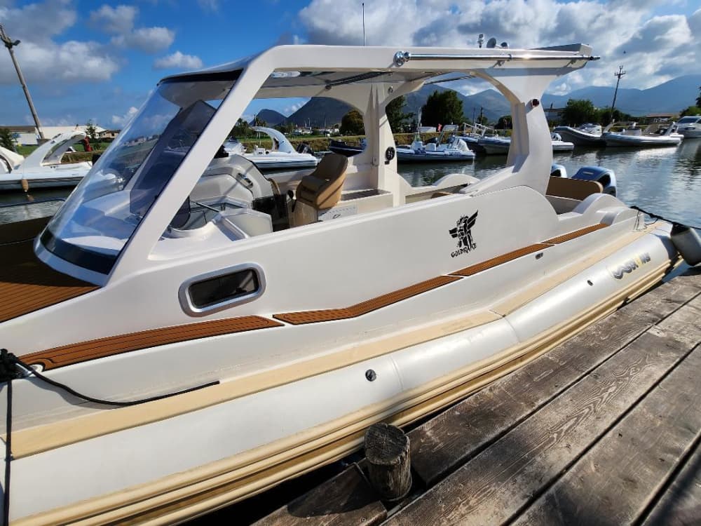 Descubra Terracina em um passeio de lancha de 9 horas.