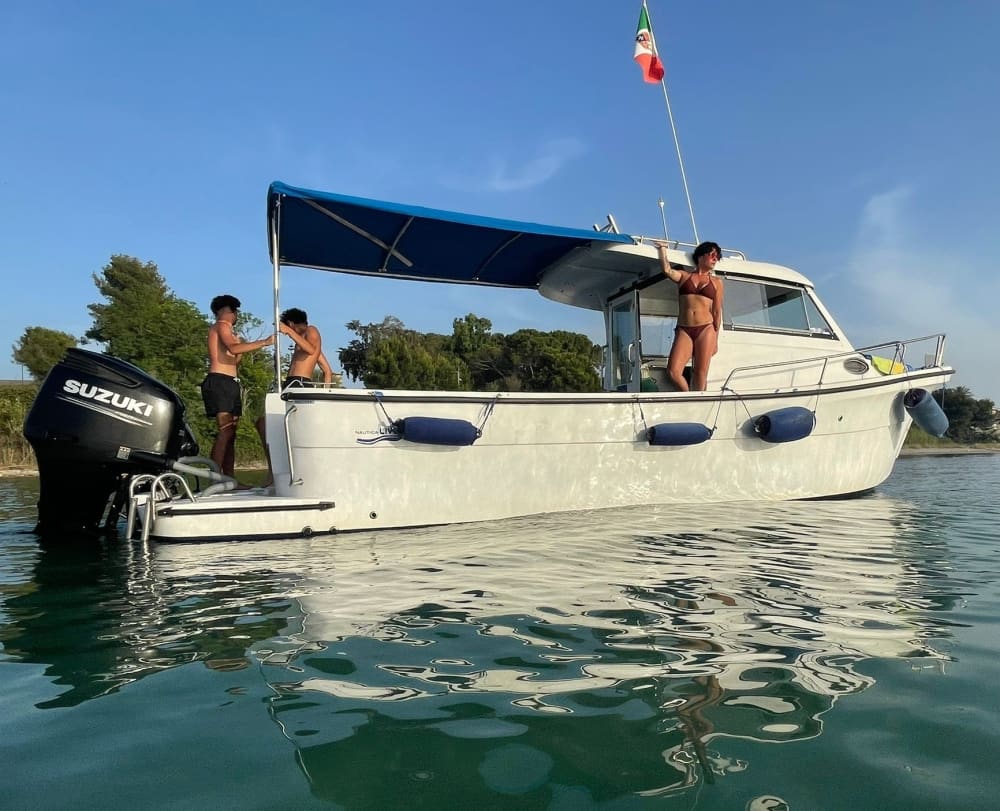 Esplora Taranto in barca: una giornata intera sull'acqua a bordo di un motoscafo.