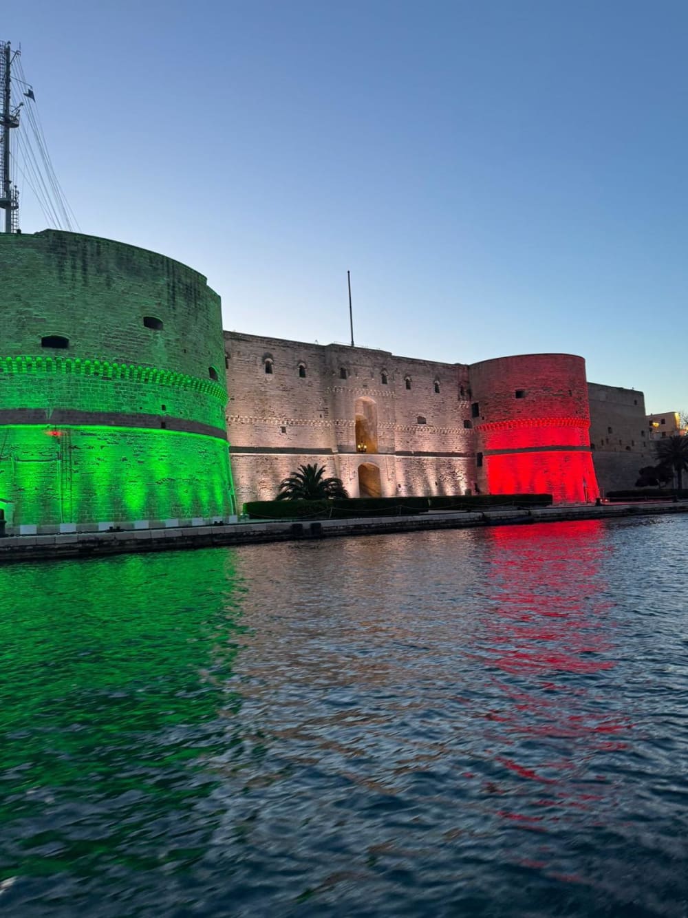 Esplora Taranto in barca: una giornata intera sull'acqua a bordo di un motoscafo.